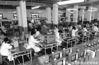 80年代老照片,帥哥美女公園跳交誼舞很開(kāi)心,女學(xué)生合影笑得天真